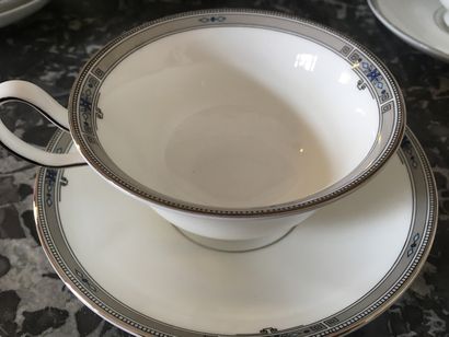 null WEDGWOOD Service de table en porcelaine blanche modèle Amherst : 12 assiettes...