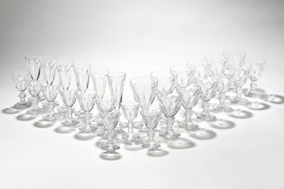 null BACCARAT Service de verres en cristal taillé, modèle Harcourt, comprenant :...