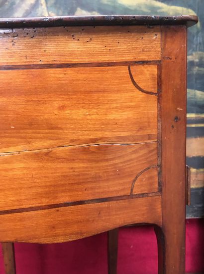 null TABLE DE SALON en merisier marqueté de filets de bois teinté ouvrant en façade...