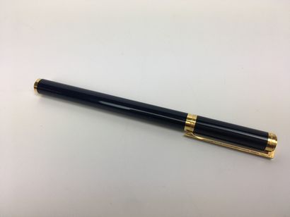 null DUPONT Gilded metal and midnight blue lacquer set including : -fountain pen...