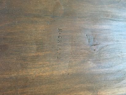 null TABLE DE SALON en bois de placage et marqueterie géométrique ouvrant par deux...