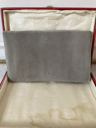 null CARTIER Evening bag in grey suede (stains) Original box (wear) About 1940 15...