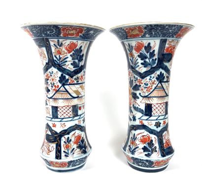  JAPON Ensemble en porcelaine à décor Imari comprenant deux potiches couvertes, et...