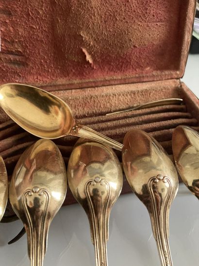  SIX GOLDEN DESSERT SPoons, filet model chased with a coat of arms. Original morocco...