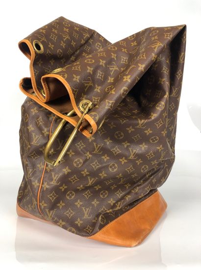 null LOUIS VUITTON Large canvas laundry bag monogrammed in natural leather Height....