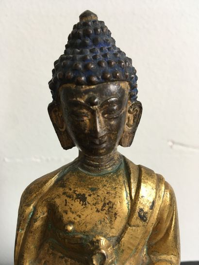 null ART SINO-TIBÉTAIN Belle figurine en bronze doré représentant le Bouddha assis...