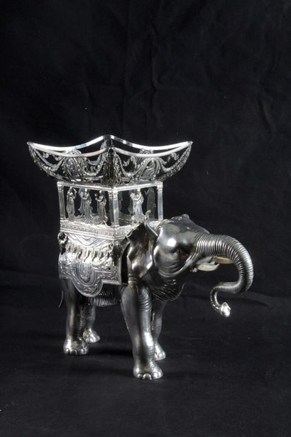 null IMPORTANT ELEPHANT, FORMING BUCKET OR TABLE CENTER, in silver, in the 800 thousandths...
