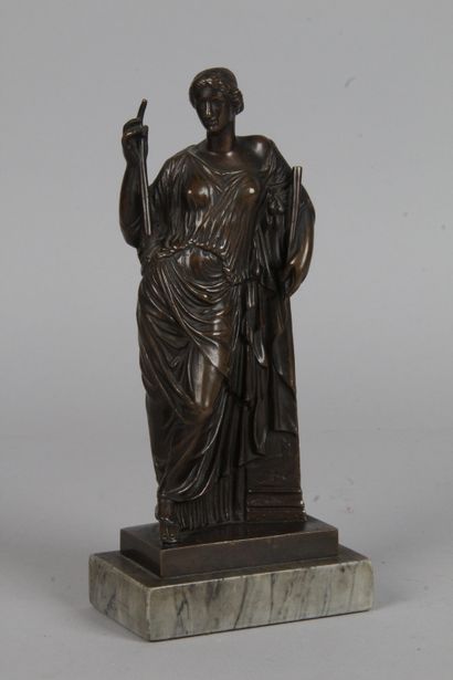 null WOMAN IN ANTIQUE style, leaning on a column. Proof in bronze with brown patina,...