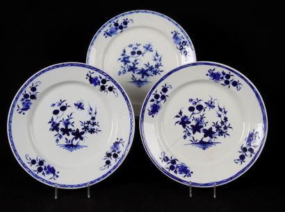 null PORCELAIN, TOURNAI. Three plates with fly decoration in blue monochrome. Diameter...