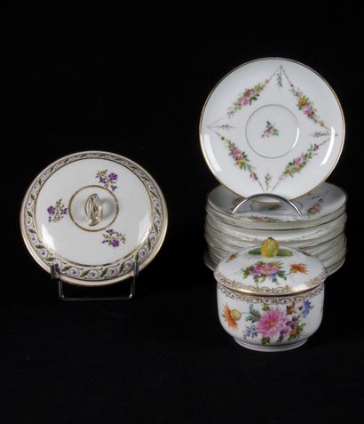 null LOT DE PORCELAINE FRANÇAISE ET ALLEMANDE. Couvercle de bouillon à décor de frise...