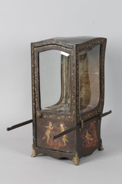 null PETITE VITRINE EN FORME DE CHAISE A PORTEUR, de style Louis XV en vernis Martin...