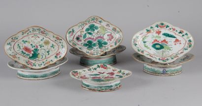 null CHINE, FIN XIXE SIECLE Suite de sept plats polylobés sur haut pied, en porcelaine...