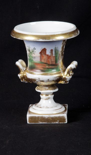 null PORCELAIN OF PARIS. Medici vase with gilded and polychrome decoration of character...