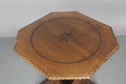 null GUERIDON TABLE of octagonal shape in natural wood, moulded and carved with foliage,...
