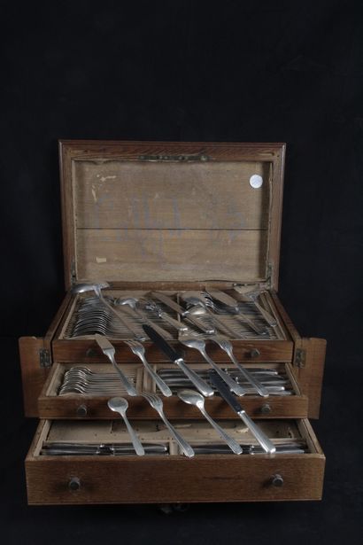 null ERCUIS. Ménagère en métal argenté, comprenant : 12 couverts de table, 12 fourchettes...