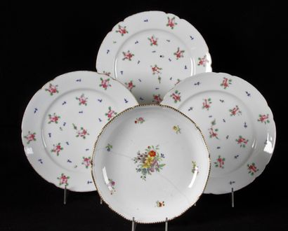 null PARIS MANUFACTURE DE LA REINE, RUE THIROUX Suite de trois assiettes en porcelaine...