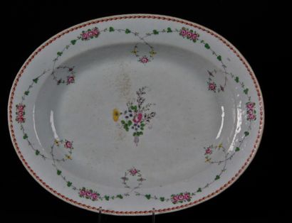 null Compagnie des indes. Hollow oval dish decorated with rose garlands and foliage....