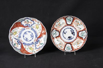 null CHINA, Pair of plates with Imari decoration. Diameter : 21.5 and 22 cm. (Ch...