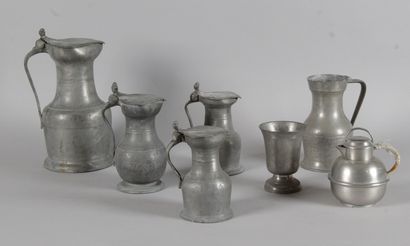 null 19TH CENTURY PEWTER. Suite of four covered measures, tassel pushers. H : 28,...