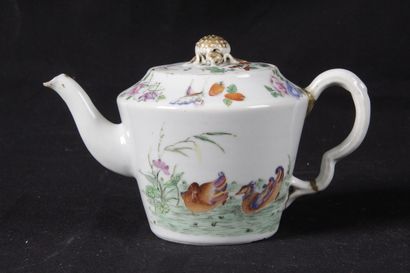 null CHINA, XIX CENTURY. Small porcelain teapot with polychrome decoration of characters,...