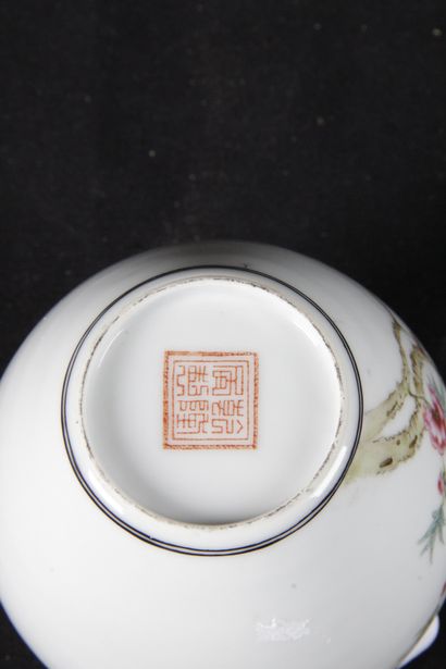 null CHINA, XX CENTURY. Small porcelain covered pot with polychrome decoration of...
