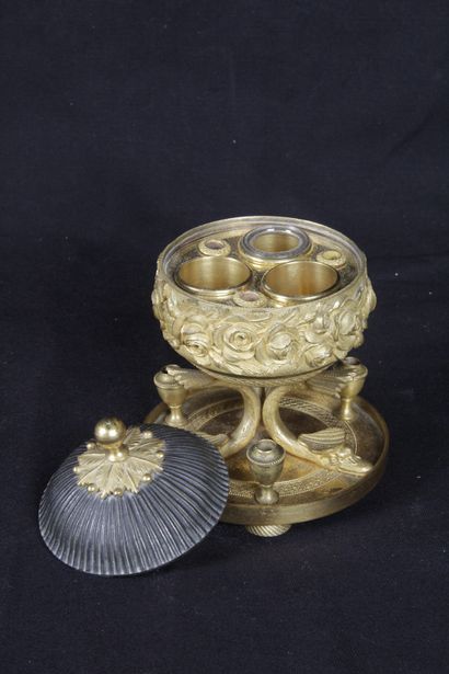 null SMALL ENCIRER, in patinated and gilded bronze, of ball form with decoration...