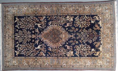 null TAPIS GHOUM KORK (Iran), vers 1960, Époque du Shah En laine et soie, à décor...