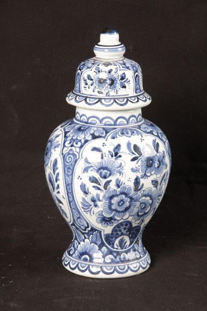 null DELFT, Vase couvert en faïence à décore de camaïeu bleu de fleurs dans des réserves....
