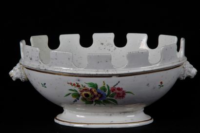 null RAFRAICHISSOIR PORCELAINE TENDRE, à décor de fleures et feuillages, prise en...