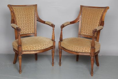 null PAIR OF ARMCHAIRS with trapezoidal back, slightly reversed in natural wood,...