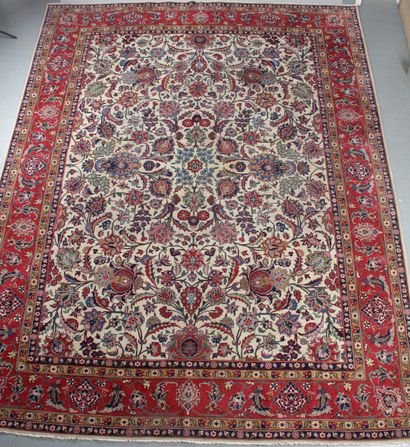 null IMPORTANT MAHAL SAROUK RUG (Iran) Decorated with foliage and flowers on an ivory...