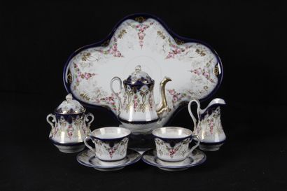 null PORCELAIN OF PARIS. Tea set head to head, in porcelain decorated with pink gilded...