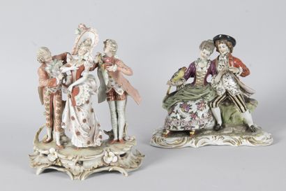 null DEUX GROUPES EN PORCELAINE polychrome figurant des scènes galantes. Naples Capodimonte....