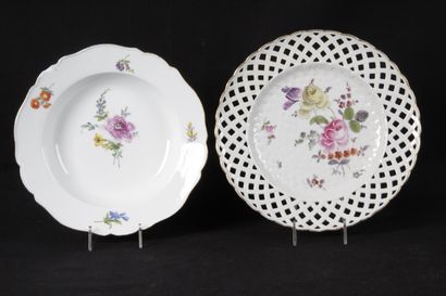 null PORCELAIN OF MEISSEN. Soup plates with scalloped edge and gilded border and...