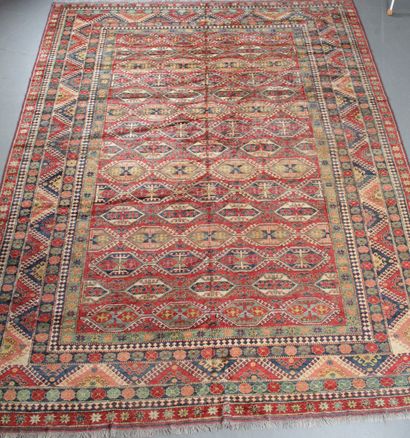 null DERBEND RUG (Caucasus) About 1980. Brick red field with rows of four hexagonal...