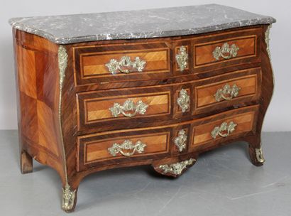 null A rosewood veneered and satinwood front and sides chest of drawers. It opens...