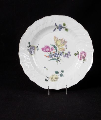 null MEISSEN PORCELAIN Plate with scalloped edge and marli in bat wings, decorated...