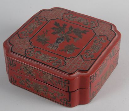 null SQUARE BOX in red lacquer and decoration of fruits and foliage. Black interior....
