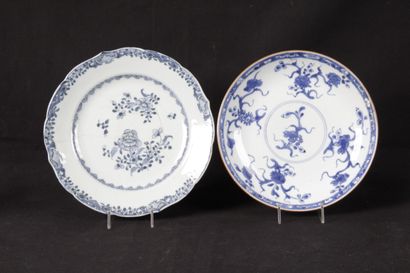 null COMPAGNIE DES INDES. Plates with curved edge decorated with flowers and foliage...
