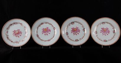 null COMPAGNIE DES INDES. Quatre assiettes en porcelaine, à décor polychrome de rose...