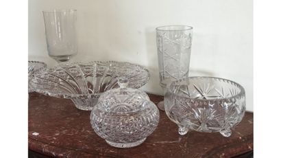 null Set of cut crystal pieces including : 

A large bowl (chips on the neck)

Two...