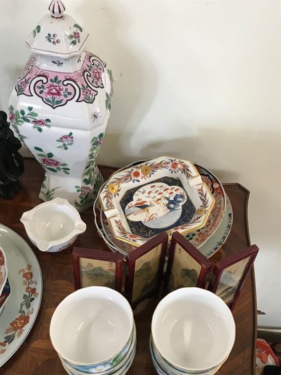 null Lot of chinoiseries including 

Plates, bowl, table screen, ashtray, covered...