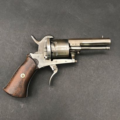 null Manufacture de Liège

Pistolet à crosse en noyer, nombreux marquages. 

Mécanisme...