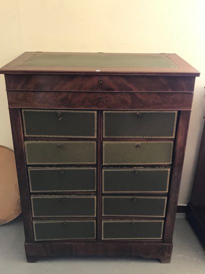 null NOTARY FURNITURE

In mahogany veneer 

Opening with a flap lined with green...