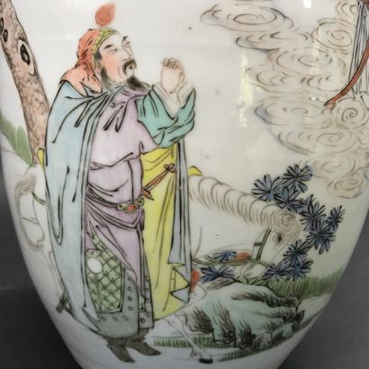  CHINE 
Pot à gingembre en porcelaine polychrome à décor d'une scène animée de personnes...