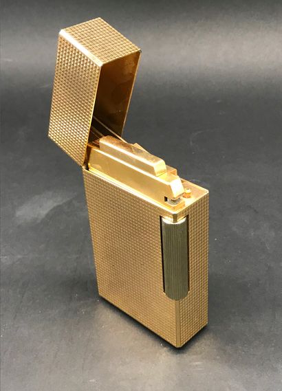 null ZENITH MILLIONAIRE

Table lighter in gilded metal

In working order

H. 12,5...