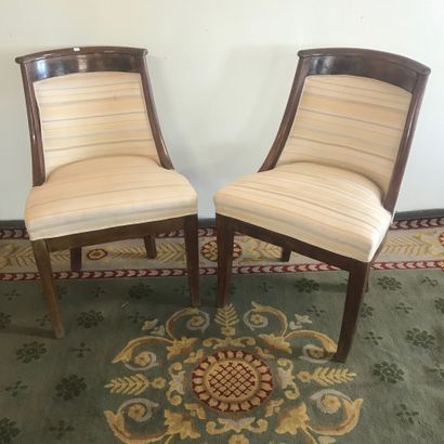  Paire de chaises gondole 
En acajou 
Epoque restaurations 
H.76 L.44 P.49 cm