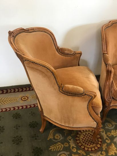 null Pair of shepherds' chairs

Louis XV style

In carved wood and brown velvet 

Good...