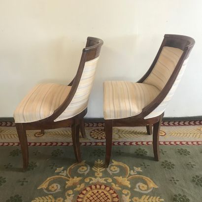  Paire de chaises gondole 
En acajou 
Epoque restaurations 
H.76 L.44 P.49 cm