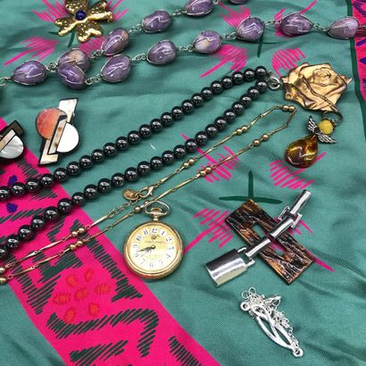 null Lot of FANTAISIE JEWELRY 

Including necklaces, brooches, collar watch